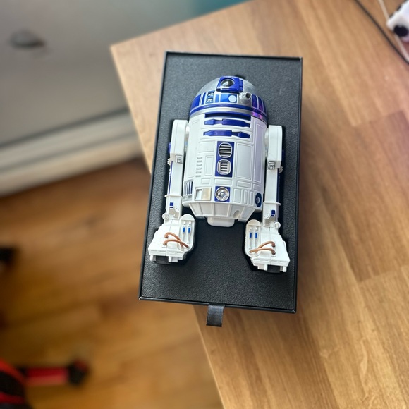 App enabled controllable R2D2 - Picture 2 of 6